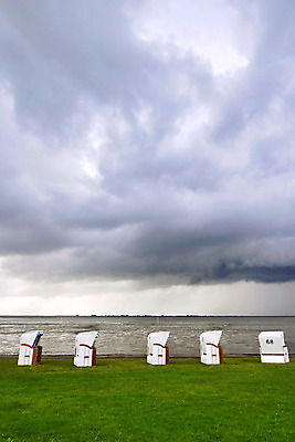 포토 JPG 해외이미지 구름 여행 의자 하늘 바람 날씨 휴가 휴식 독일 사람없음 가을 입장 폭풍 일시정지 대여 고용 렌탈 세금 요금 의무 임대 폭풍우 허리케인 수평선 수수료 해외202004 해외포토 자연요소 계절 유럽 가구 컨셉 경제 구직 비_날씨 자연재해 채용 파일형식 이미지허브