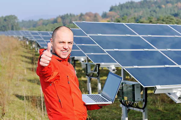 포토 JPG 해외이미지 주간 남자 한명 미소 들기 상반신 성인 야외 옆모습 노트북 태양에너지 따봉 집열판 성인남자한명만 해외202004 해외포토 자연요소 1 뷰포인트 모션 표정 사람 전자제품 최고 그린에너지 남자한명만 성인남자만 파일형식 이미지허브