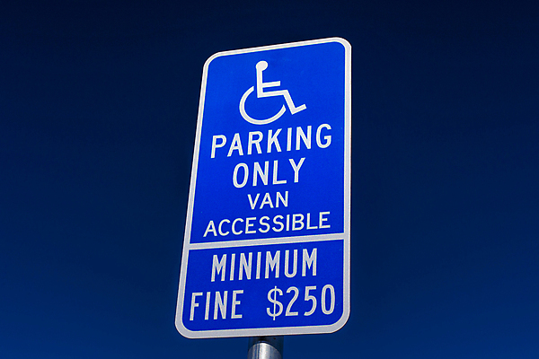 포토 JPG 해외이미지 아이콘 백그라운드 의자 교통시설 자동차 거리 병원 경고 안전 사람 사람없음 파란색 우주 흰색 바퀴 주차 장애인 심볼 사인 휠체어 만족 법 네비게이션 예약 장애 고립 해외202004 해외포토 감정 육상교통 컬러 가구 교통 의학 시설 파일형식 이미지허브