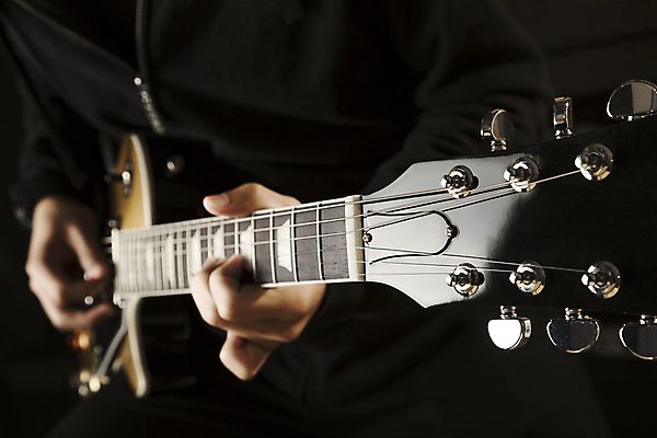 포토 JPG 해외이미지 1 라이프스타일 손 남자 문화 음악 백그라운드 손가락 놀이 한명 서기 사람 앉기 소년 성인 취미 검은색 소리 콘서트 공연 연주자 음악가 기구 기타 표현 잡기 악단 닫기 스웨터 예술가 펑키 기타리스트 뮤지컬 베이스 블루스 인기 팝 플레이어 해외202004 해외포토 직업 어린이 컬러 상의 모션 현악기 문화예술 이벤트 생활 신체부위 파일형식 이미지허브