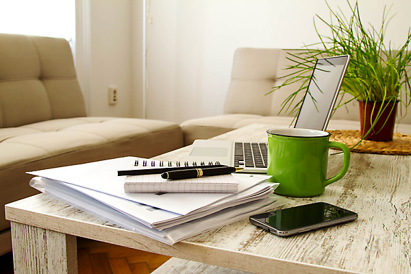 포토 JPG 해외이미지 직업 라이프스타일 커피 음료 인터넷 비즈니스 통신 모바일 주택 사람없음 컵 노트북 스마트폰 핸드폰 스터디 컴퓨터 사무실 펜 공책 흰색 키보드 기록 업무 작업 네트워크 이메일 연결 무선전화기 읽기 분석 보고서 전자 단절 프리랜서 해외202004 해외포토 식기 컬러 컨셉 모션 문구용품 건물 생활 전자제품 스마트기기 학습 필기구 전화기 파일형식 이미지허브