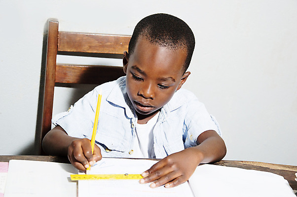 포토 JPG 해외이미지 어린이 남학생 탁자 주택 자 한명 사람 목재 스터디 연필 노란색 그리기 해외202004 해외포토 나무 1 학생 남자 컬러 가구 재료 모션 문구용품 학용품 건물 학습 필기구 파일형식 이미지허브