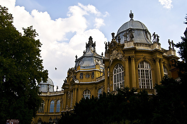포토 JPG 해외이미지 나무 외관 공원 유럽 문화 여행 건축양식 휴가 풍경 사람없음 반사 탑 맑음 궁전 가을 도시 성 시력 동쪽 헝가리 천연기념물 고딕 부다페스트 해외202004 해외포토 식물 건축물 계절 공공시설 건축 나라 고건축 날씨 방향 동유럽 파일형식 이미지허브