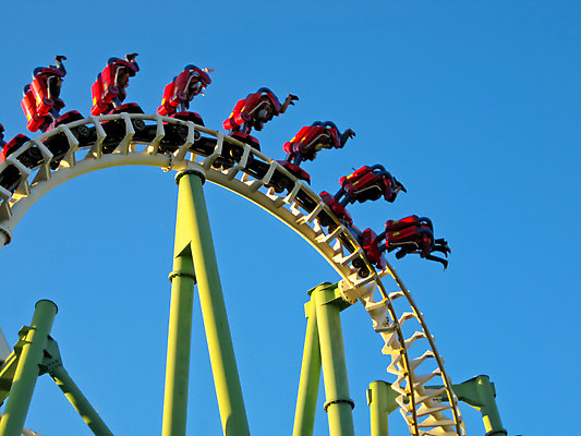포토 JPG 해외이미지 주간 행복 곡선 하늘 휴식 사람없음 야외 연두색 파란색 맑음 놀이공원 주말 롤러코스터 해외202004 해외포토 자연요소 감정 선 컬러 컨셉 날씨 초록색 테마파크 놀이기구 파일형식 이미지허브