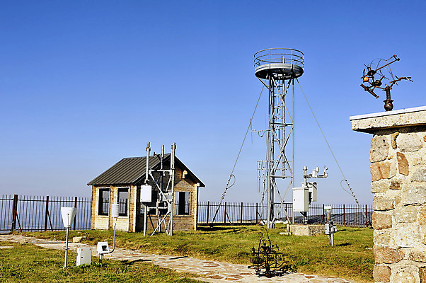 포토 JPG 해외이미지 계절 유럽 과학 자연 하늘 바람 날씨 산 풍경 사람없음 태양 장비 프랑스 흰색 기구 도구 공구 판넬 역 예측 방향 측정 속도 전망대 온도 해외202004 해외포토 자연요소 나라 컬러 컨셉 교통시설 생태계 파일형식 이미지허브