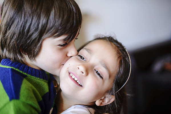 포토 JPG 해외이미지 백인 라이프스타일 여자 남자 딸 행복 어린이 컨셉 가족 관계 놀이 키스 주택 함께함 발렌타인데이 사랑 사람 소년 두명 우정 기쁨 달콤 연결 형제 언니 남동생 천진난만 해외202004 해외포토 서양인 감정 데이이벤트 건물 생활 친구 맛 애정표현 자매 동생 파일형식 이미지허브