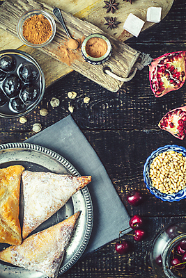 포토 JPG 해외이미지 전통 접시 음식 백그라운드 컨셉 오렌지 과일 유리 탁자 디저트 요리 동양인 사람없음 목재 빨간색 세로 파란색 갈색 금속 검은색 빵집 회색 흰색 체리 달콤 굽기 먹기 향신료 냅킨 퍼프 석류 동쪽 번 시나몬 정물화 페스츄리 해외202004 해외포토 나무 식기 빵 컬러 가구 재료 모션 재질 인종 상점 맛 구이 방향 그림 향미료 파일형식 이미지허브