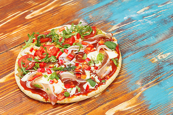 포토 JPG 해외이미지 전통문화 음식 토마토 채소 재료 탁자 치즈 도마 피자 패스트푸드 육류 요리 사람없음 목재 식사 저녁식사 시골 원형 클래식 굽기 먹기 허브 올리브 날것 반죽 베이컨 바질 토마토소스 점심식사 모짜렐라치즈 음식준비 핸드메이드 카피스페이스 해외202004 해외포토 도형 나무 식물 전통 열매 문화 가구 컨셉 식재료 모션 주방용품 유제품 서양음식 돼지고기 공백 소스_음식 인스턴트 구이 준비 파일형식 이미지허브