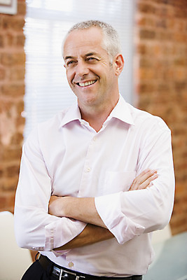 포토 JPG 해외이미지 주간 백인 남자 행복 여유 40대 중년 비즈니스 직장 실내 한명 미소 앉기 세로 사무실 업무 작업 직장인 비즈니스맨 해외202004 해외포토 자연요소 서양인 직업 1 감정 회사 모션 표정 사람 성인 내부 파일형식 이미지허브