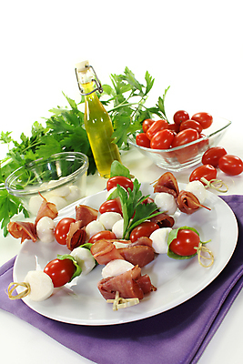 포토 JPG 해외이미지 접시 토마토 방울토마토 치즈 사람없음 빨간색 초록색 요식업 식사 이탈리아 꼬치 애피타이저 카나페 햄 바질 모짜렐라치즈 해외202004 해외포토 식기 유럽 산업 음식 컬러 채소 유제품 서양음식 육류 파일형식 이미지허브