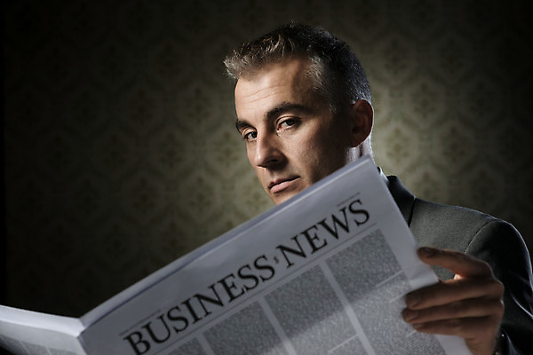 포토 JPG 해외이미지 응시 남자 중년 생각 비즈니스 표정 한명 정장 금융 독서 수확 잡기 비즈니스맨 신문 뉴스 우아함 엿보기 고민 예복 심각 해외202004 해외포토 1 시선 옷 감정 컨셉 농업 모션 사람 성인 간행물 경제 직장인 파일형식 이미지허브