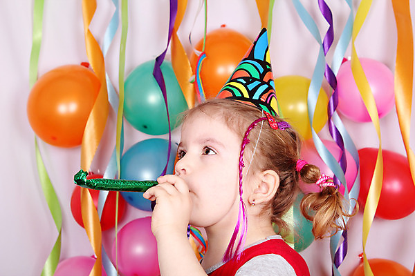 포토 JPG 해외이미지 백인 여자 딸 행복 리본 얼굴 어린이 분홍색 포즈 기념 한명 사람 빨간색 청춘 컬러풀 노란색 파티 머리 기쁨 흰색 표현 생일 달콤 트럼펫 풍선 해외202004 해외포토 서양인 1 기념일 감정 컬러 컨셉 가족 이벤트 신체부위 맛 금관악기 파일형식 이미지허브