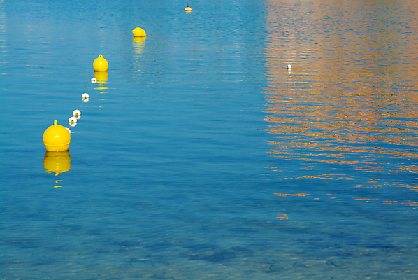 포토 JPG 해외이미지 파도 바다 여행 휴가 사람없음 물 파란색 컬러풀 노란색 스페인 지중해 웨이브 해외202004 해외포토 자연요소 유럽 컬러 파일형식 이미지허브