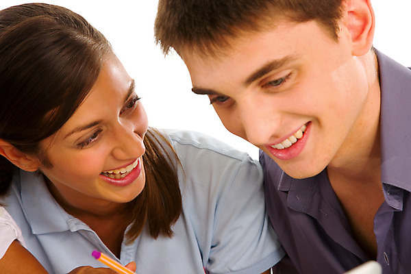 포토 JPG 해외이미지 백인 커플 교육 얼굴 갈색머리 함께함 실내 미소 소년 두명 친구 우정 그룹 흰배경 다민족 사춘기 해외202004 해외포토 서양인 헤어스타일 남자 어린이 백그라운드 컨셉 관계 표정 사람 내부 신체부위 흰색 파일형식 이미지허브