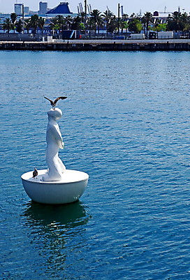 포토 JPG 해외이미지 모양 파도 바다 조각 여행 자연 갈매기 조류 휴가 휴식 항해 앉기 소년 사람없음 물 파란색 빛 반사 평화 항구 희망 침묵 흰색 관찰 만 스페인 신호등 지중해 심볼 사인 포트 바르셀로나 네비게이션 부표 넘어짐 혼자 해외202004 해외포토 자연요소 동물 남자 감정 유럽 어린이 컬러 컨셉 배_교통 교통시설 모션 소리 생태계 파일형식 이미지허브