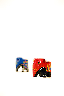 포토 JPG 해외이미지 여행 백그라운드 아프리카 성공 휴식 코끼리 미술 사람없음 목재 빨간색 파란색 흰색 심볼 오브젝트 만족 그림 기념품 해외202004 해외포토 나무 감정 나라 컬러 컨셉 재료 포유류 문화예술 파일형식 이미지허브