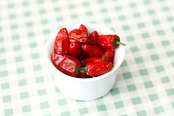 포토 JPG 해외이미지 재료 고추 사람없음 빨간색 주방 중국 흰색 뜨거움 사발 작음 향신료 유기농 매움 후추 해외202004 해외포토 웰빙 아시아 컬러 채소 사기그릇 맛 크기 향미료 파일형식 이미지허브