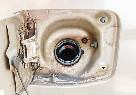 포토 JPG 해외이미지 산업 여행 컨셉 신체 비즈니스 교통시설 자동차 사람없음 야외 경제 반사 환경 금속 검은색 힘 운전 에너지 덮개 오픈 원형 닫기 역 휘발유 가격 서비스 탱크 연료 가스 호스 펌프 모터 노즐 디젤 자동 차고 캡모자 힘찬 해외202004 해외포토 도형 모자_잡화 육상교통 컬러 교통 모션 재질 뚜껑 석유 시설 파일형식 이미지허브