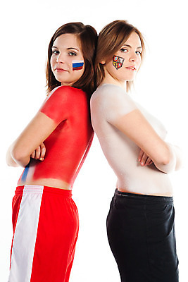 포토 JPG 해외이미지 2 공 부츠 두명 빨간색 청춘 축구 흰색 러시아 체코 폴란드 바디페인팅 우크라이나 해외202004 해외포토 유럽 컬러 신발 컨셉 사람 구기 파일형식 이미지허브