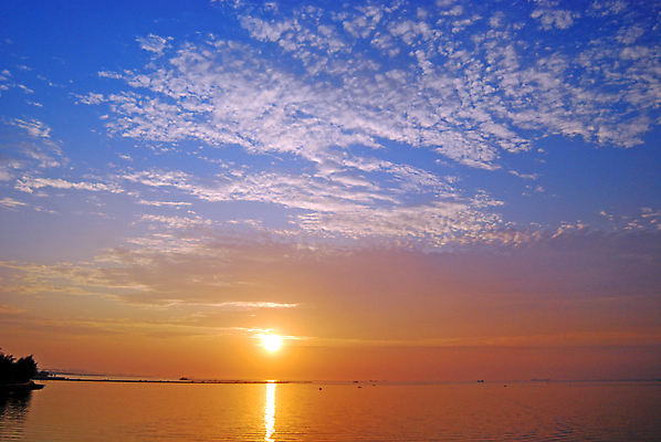 포토 JPG 해외이미지 파도 바다 오렌지 하늘 사람없음 물 빛 태양 반사 노란색 일몰 흰색 만 해외202004 해외포토 자연요소 컬러 과일 노을 파일형식 이미지허브