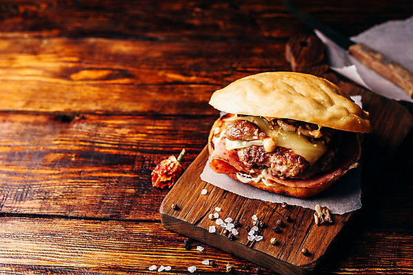 포토 JPG 해외이미지 패스트푸드 실내 사람없음 한개 햄버거 향신료 소금 나무도마 나무탁자 수제햄버거 통후추 카피스페이스 종이호일 해외202004 해외포토 1 탁자 도마 내부 목재 공백 인스턴트 후추 향미료 파일형식 이미지허브