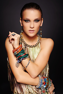 포토 JPG 해외이미지 백인 모델 손 여자 얼굴 포즈 장신구 팔찌 갈색머리 그림자 한명 사람 유행 귀걸이 화장품 회색 흰색 신선 반지 화려 보석 입술 스타일 해외202004 해외포토 서양인 1 헤어스타일 컬러 컨셉 신체부위 뷰티 광석 파일형식 이미지허브