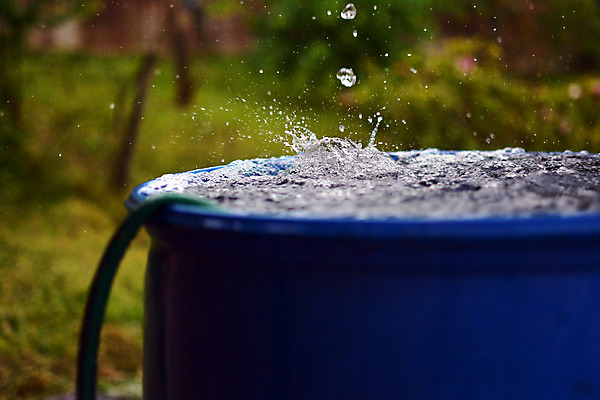 포토 JPG 해외이미지 물결 캐나다 통 사람없음 야외 건물 가로 물 컬러풀 반사 젖음 물방울 빗방울 가득함 분무기 호스 튜브 뇌우 앨버타 스플래쉬 해외202004 해외포토 자연요소 건축물 컬러 북아메리카 비_날씨 파일형식 이미지허브