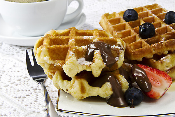 포토 JPG 해외이미지 모양 열매 커피 음식 백그라운드 과일 딸기 디저트 따뜻함 사람없음 빨간색 갈색 쌓기 과자 케이크 초콜릿 식사 빵집 신선 황금 달콤 맛 아침식사 설탕 굽기 먹기 블루베리 벨기에 와플 설정 점심식사 고립 페스츄리 해외202004 해외포토 식물 음료 빵 컬러 컨셉 모션 상점 구이 서유럽 파일형식 이미지허브