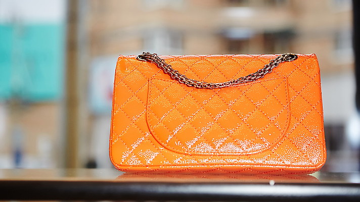 포토 JPG 해외이미지 모델 디자인 옷 가방 오렌지 선반 실내 사람없음 내부 장식 컬러풀 유행 세일 상점 핸드백 화려 시장 고급 우아함 가죽 쇼핑몰 수집 책상 오브젝트 진열장 쇼 보여주기 소매 매각 신발장 줄서기 파우치 스타일 세련 해외202004 해외포토 잡화 컬러 가구 컨셉 과일 모션 파일형식 이미지허브