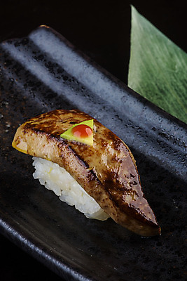 포토 JPG 해외이미지 전통 접시 아시아 음식 백그라운드 밥 오이 새우 어류 요리 동양인 사람없음 일본 검은색 식사 저녁식사 초밥 회 신선 해조류 맛 고추냉이 참치 장어 해산물 날것 롤 연어 생강 점심식사 해외202004 해외포토 식기 나라 컬러 컨셉 채소 갑각류 인종 수중동물 양념 해양식물 일본음식 파일형식 이미지허브