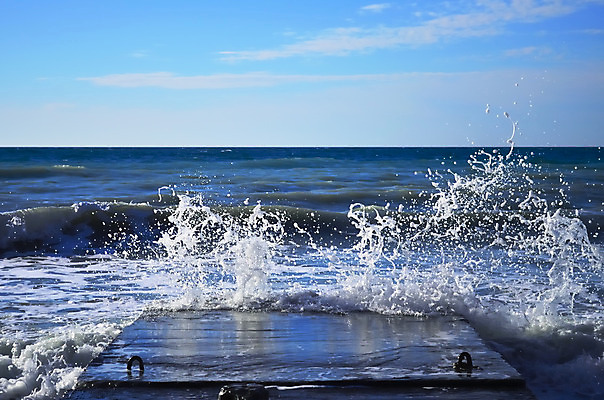 포토 JPG 해외이미지 파도 바다 자연 바람 날씨 해변 사람없음 가로 물 파란색 항구 힘 거품 손상 분노 바위 신선 황무지 가장자리 떨어짐 위험 분무기 단절 때리기 콘크리트 투쟁 힘찬 해외202004 해외포토 자연요소 감정 컬러 컨셉 교통시설 모션 돌_바위 둘레 생태계 파일형식 이미지허브