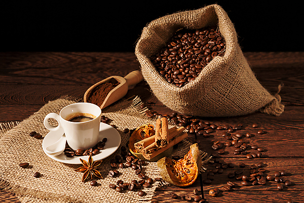 포토 JPG 해외이미지 접시 커피 음료 가방 검은배경 아침 사람없음 목재 컵 가로 갈색 숟가락 어둠 거품 머그컵 원두 흰색 막대기 아침식사 낟알 가루 굽기 삼베 아로마 에스프레소 다진 모카 시나몬 카페인 해외202004 해외포토 주간 나무 식기 잡화 컬러 백그라운드 재료 수저 검은색 식사 구이 파일형식 천_직물 이미지허브