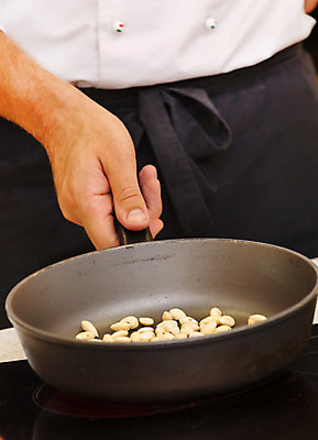 포토 JPG 해외이미지 직업 손 음식 유니폼 재료 건강 요리 사람없음 주방 요리사 견과류 튀김 신선 작업 오븐 냄비 준비 상업 아몬드 단백질 해외202004 해외포토 옷 신체부위 가전제품 솥 영양소 파일형식 이미지허브