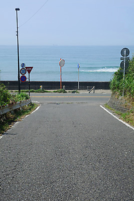 포토 JPG 주간 도로 바다 가로등 풍경 사람없음 야외 일본 거울 표지판 해안도로 수평선 국내포토 자연요소 공공시설 아시아 길 교통시설 알림판 파일형식