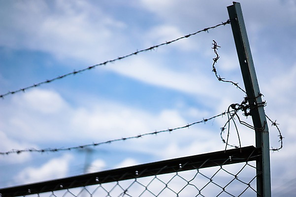 포토 JPG 주간 구름 하늘 풍경 사람없음 야외 아웃포커스 일본 철조망 가시철조망 국내포토 자연요소 아시아 촬영기법 파일형식