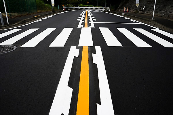 포토 JPG 주간 도로 교통시설 거리풍경 사람없음 야외 일본 원근감 차도 횡단보도 중앙선 차선_도로 국내포토 자연요소 아시아 길 뷰포인트 교통 거리 풍경 보행로 시설 파일형식