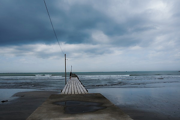 포토 JPG 주간 구름 바다 자연 하늘 한명 사람 풍경 해변 야외 일본 전봇대 선창가 수평선 국내포토 자연요소 1 공공시설 아시아 생태계 파일형식