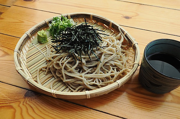 포토 JPG 그릇 식탁 사람없음 광주리 면류 김 메밀국수 고추냉이 메밀 파 장국 일본음식 국내포토 식기 음식 채소 식재료 탁자 바구니 양념 해조류 국 파일형식