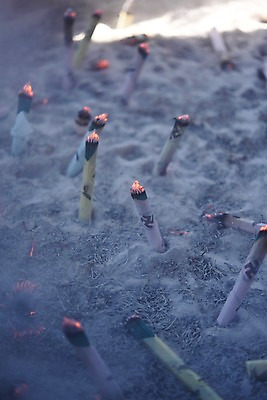 포토 JPG 주간 종교 일본문화 사람없음 야외 일본 사찰 연기 일본전통 향 미신 재 절표시 국내포토 자연요소 동양문화 전통 아시아 외국문화 종교건축 표시 파일형식