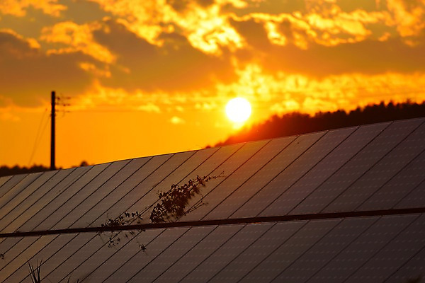 포토 JPG 주간 구름 자연현상 자연 하늘 풍경 사람없음 야외 아웃포커스 태양 노을 일본 일몰 전봇대 태양에너지 집열판 국내포토 자연요소 공공시설 아시아 촬영기법 그린에너지 생태계 파일형식
