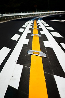 포토 JPG 주간 도로 거리 거리풍경 풍경 사람없음 야외 아웃포커스 도시풍경 일본 원근감 차도 커브길 중앙선 차선_도로 국내포토 자연요소 아시아 길 뷰포인트 교통시설 촬영기법 도시 파일형식