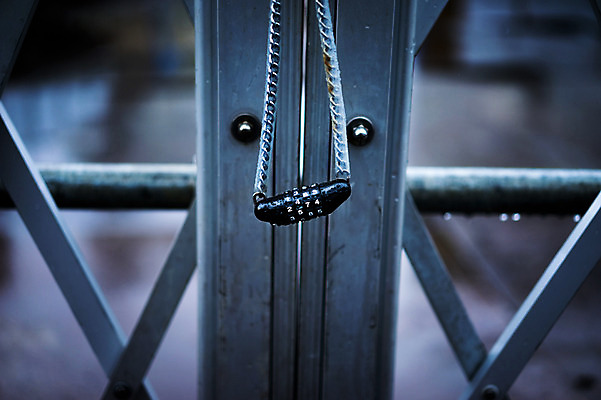 포토 JPG 주간 자물쇠 거리풍경 풍경 사람없음 야외 아웃포커스 울타리 도시풍경 일본 도시 비 잠금 번호자물쇠 국내포토 자연요소 아시아 날씨 거리 촬영기법 담장 보안 파일형식