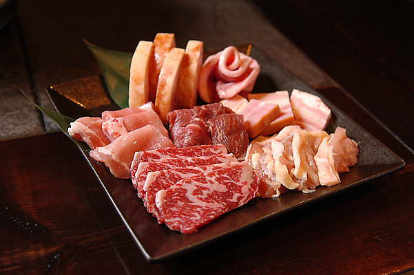 포토 JPG 접시 식재료 검은배경 생고기 육류 돼지고기 사람없음 소고기 부위 국내포토 식기 백그라운드 검은색 파일형식