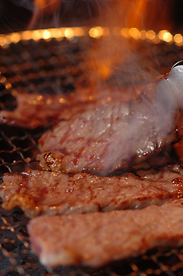 포토 JPG 음식 불 집게 육류 근접촬영 사람없음 아웃포커스 소고기 연기 그릴 구이 석쇠구이 국내포토 자연요소 뷰포인트 식재료 주방용품 촬영기법 파일형식