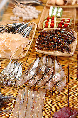 포토 JPG 식재료 새우 어류 사람없음 아웃포커스 광주리 전시 해물요리 꼬치 해산물 대나무발 생선포 생새우 국내포토 음식 어패류 촬영기법 갑각류 바구니 수중동물 포 파일형식