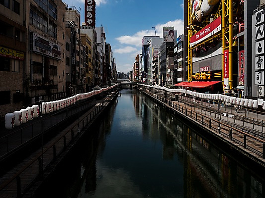 포토 JPG 주간 구름 하늘 간판 사람 풍경 빌딩 야외 강 도시풍경 일본 원근감 도시 전통등 유흥가 국내포토 자연요소 전통 아시아 뷰포인트 조명 건물 파일형식