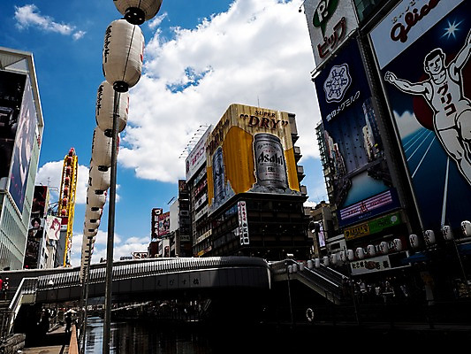 포토 JPG 주간 구름 하늘 간판 사람 풍경 빌딩 야외 강 도시풍경 일본 도시 전통등 유흥가 가교 국내포토 자연요소 전통 건축물 아시아 조명 건물 파일형식