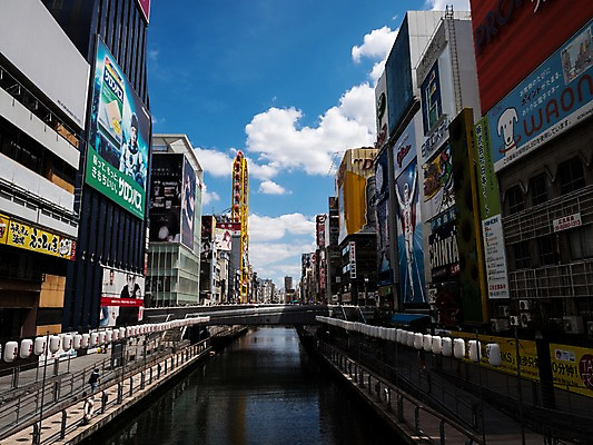 포토 JPG 주간 구름 하늘 간판 사람 풍경 빌딩 야외 강 도시풍경 일본 도시 도심 유흥가 가교 국내포토 자연요소 건축물 아시아 건물 파일형식
