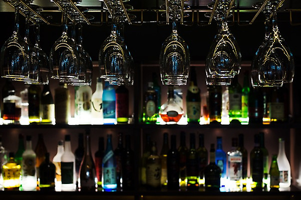 포토 JPG 와인잔 술병 주류 실내 사람없음 아웃포커스 상점 일본 전시 술집 오브젝트 국내포토 아시아 음료 술잔 병_용기 촬영기법 내부 파일형식