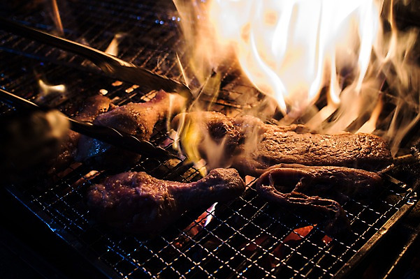 포토 JPG 음식 불 집게 육류 사람없음 닭고기 그릴 구이 숯불구이 국내포토 자연요소 식재료 주방용품 파일형식